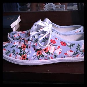 💥NWOT💥 Floral Canvas Sneakers 🔥🔥